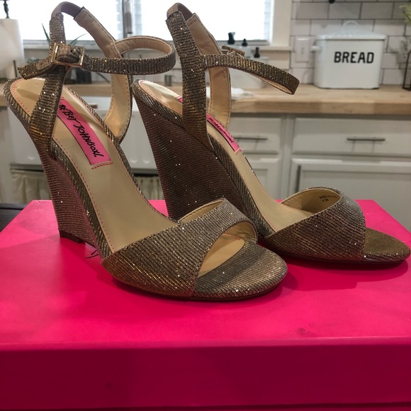 Betsey Johnson gold wedges - Picture 1 of 3